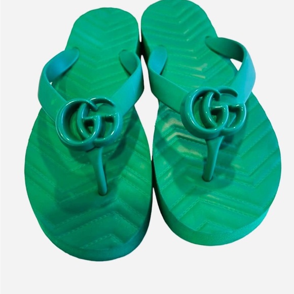 Gucci
Marmont flip flops - Picture 7 of 8